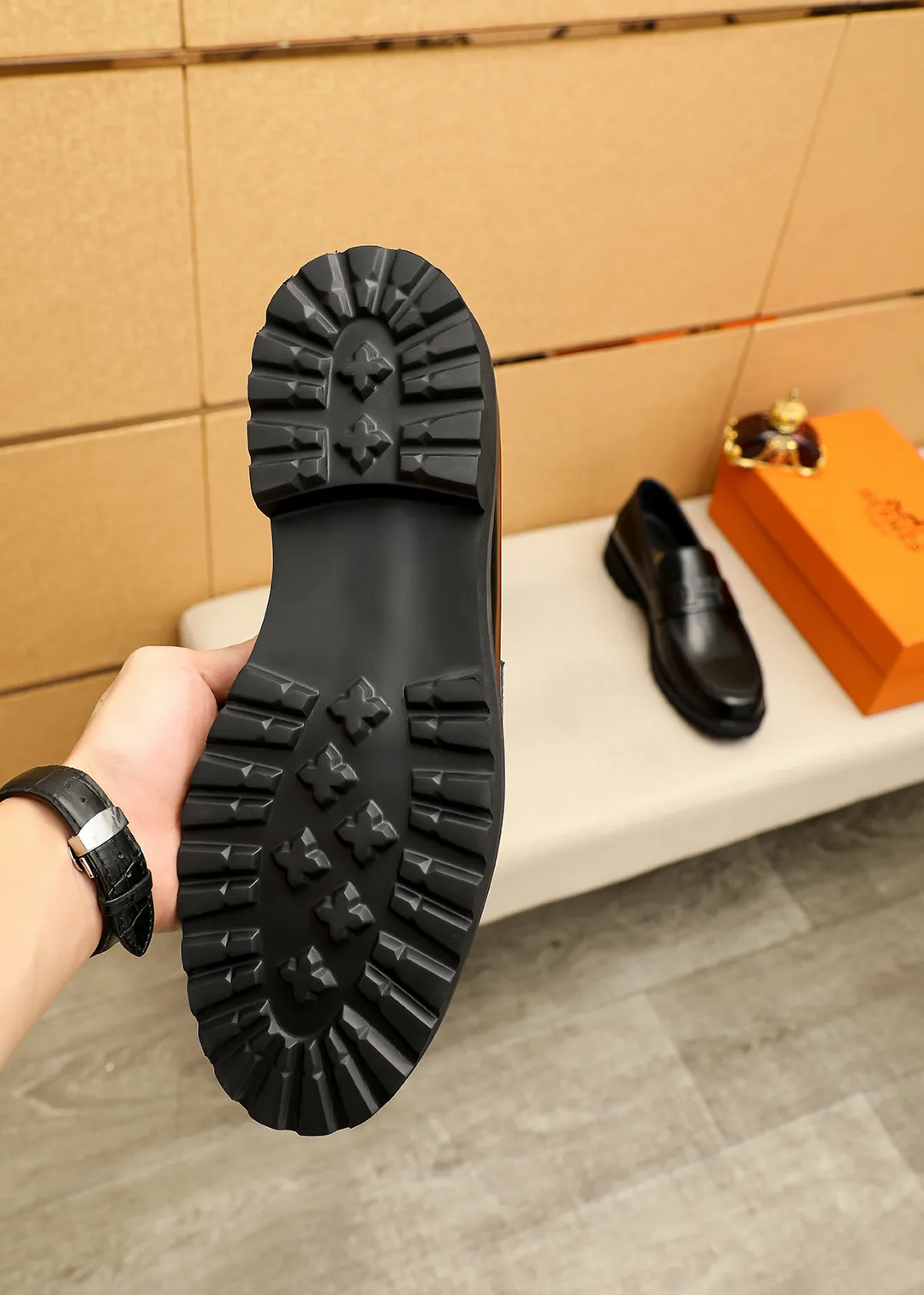 Men's shoes 💰460 💐 Product trademark: HERMES "Hermès" casual leather shoes Regular size: 38-44 (45.46🉑️customized) Product materials: Selected imported first-layer open-edge beaded cowhide leather upper + luxury hardware buckle, imported water-dyed 🐂 cowhide lining. Strong three-dimensional visual effect, original outsole Color: 4⃣️colors available